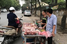 Khắp nơi lập lò mổ: Cả họ đụng lợn, cả làng ăn thịt "giải cứu"