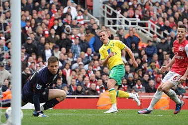 Hòa kịch tính Norwich, Arsenal có nguy cơ mất ngôi thứ 3