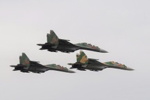 10 tiêm kích Su-30MK2 bay trình diễn tại triển lãm Quốc phòng quốc tế