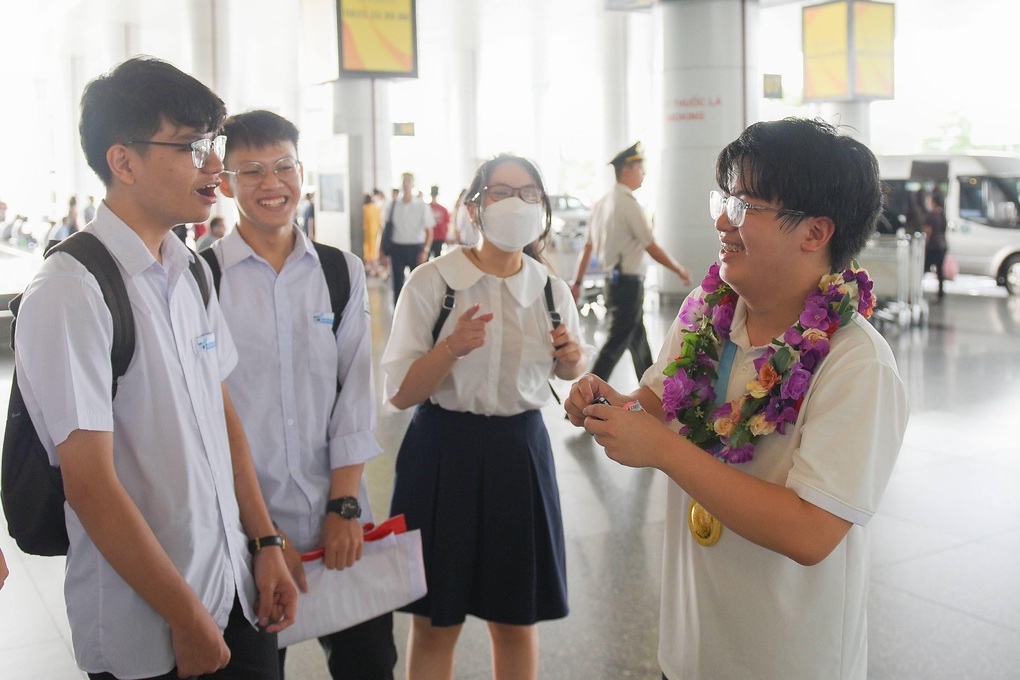 Chàng trai đạt điểm tuyệt đối Olympic Toán quốc tế: Em không bất ngờ! - 4 Chàng trai đạt điểm tuyệt đối Olympic Toán quốc tế: Em không bất ngờ! - 4