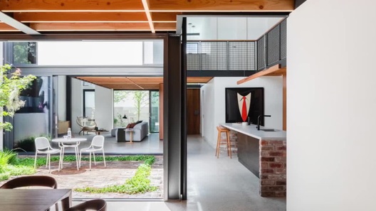 Cặp vợ chồng mua nhà kho cũ, cải tạo thành không gian sống "vạn người mê"