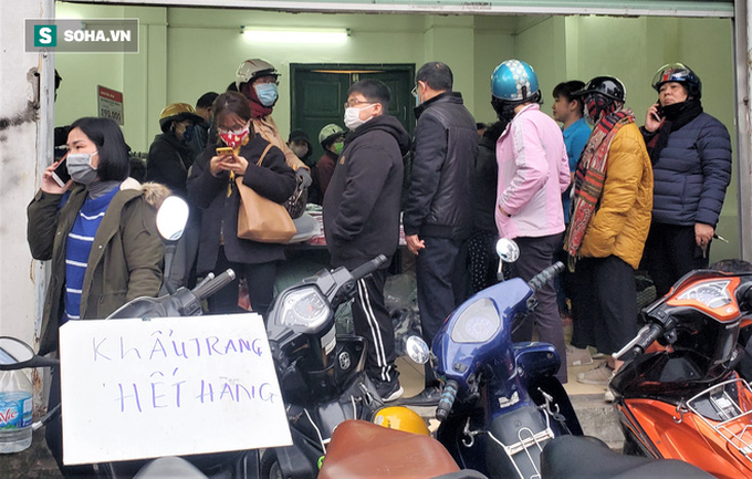 Hà Nội: Khẩu trang bán theo giờ, dân xếp hàng ra tận phố để mua 5 chiếc/người như thời bao cấp - Ảnh 9.