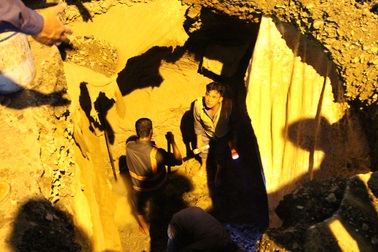 Hố sâu hơn 5 mét xuất hiện giữa giao lộ