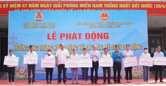 Lãnh đạo Hội đồng an toàn, vệ sinh lao động tỉnh Thừa Thiên Huế phối và Liên đoàn lao động tỉnh trao hỗ trợ kinh phí xây dựng Mái ấm Công đoàn cho đoàn viên công đoàn có hoàn cảnh khó khăn