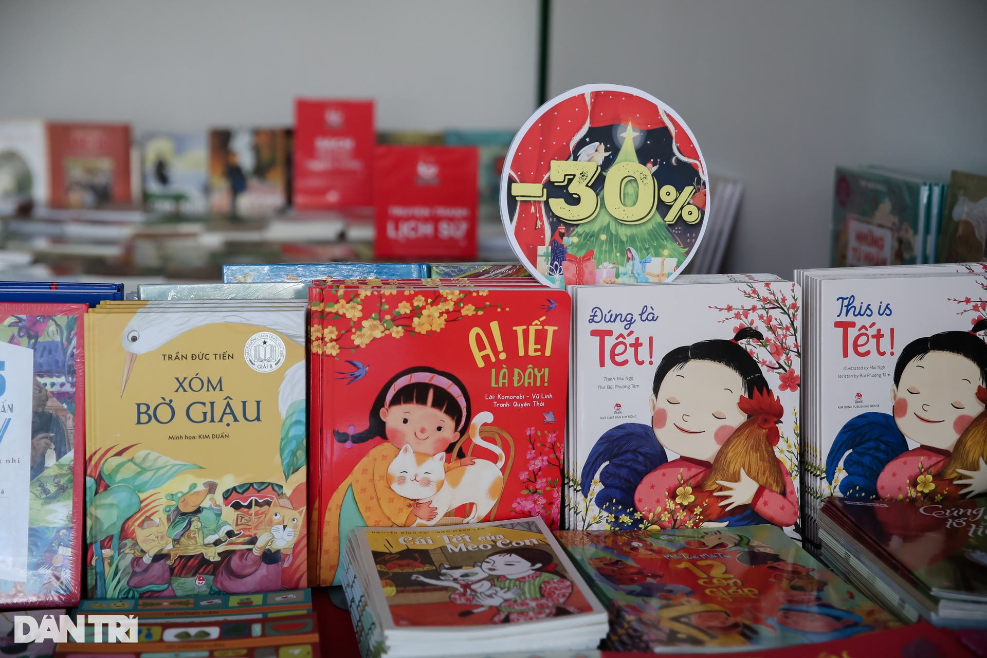Đường sách với biểu tượng hoa hướng dương trước ngày mở cửa - 5 Đường sách với biểu tượng hoa hướng dương trước ngày mở cửa - 5