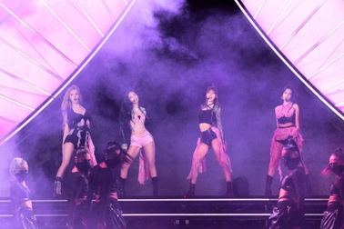 Khóc "bằng cả tính mạng", nhiều bạn trẻ có đáng bị mỉa mai?