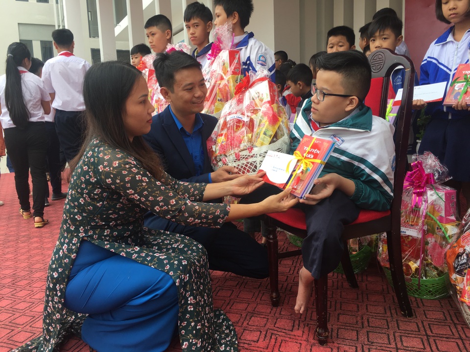 Trao quà Tết đến học sinh nghèo vượt khó - 1 Trao quà Tết đến học sinh nghèo vượt khó - 1