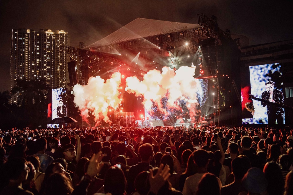 Vũ cháy hết mình trong concert Một vạn năm - 5 Vũ cháy hết mình trong concert Một vạn năm - 5