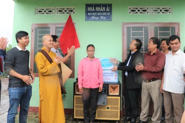 Gia đình xúc động khi được bạn đọc báo Dân trí giúp đỡ xây dựng căn nhà