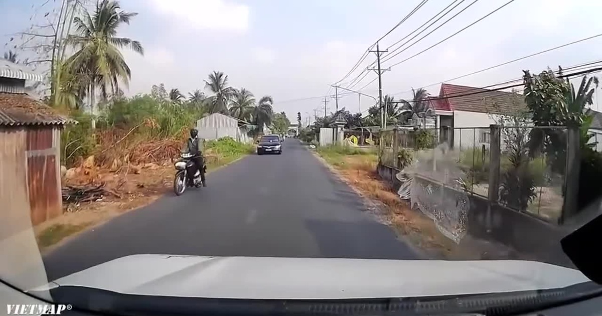 Video: Tài xế giật mình phanh gấp khi em bé bất ngờ chạy ...