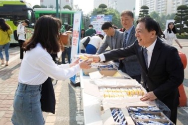 Hàn Quốc: Hiệu trưởng tự tay tặng bánh và đồ uống cho sinh viên