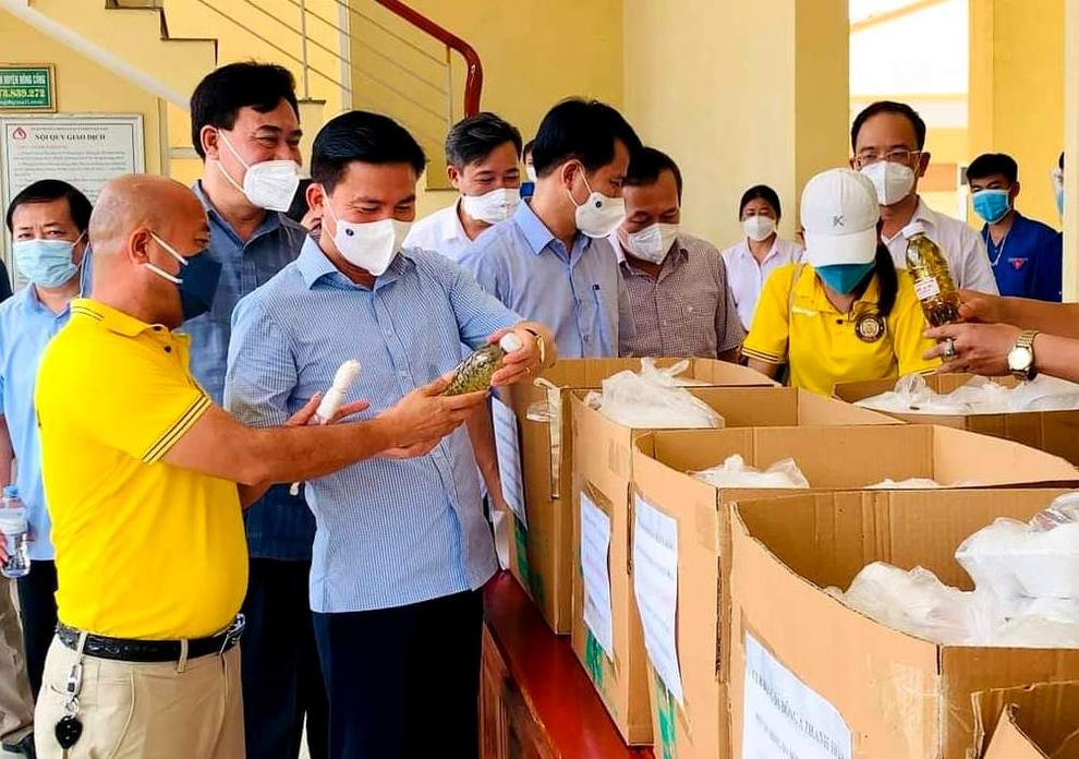 Huy động cả gia đình nấu 20.000 chai nước vối gửi vào khu cách ly - 4 Huy động cả gia đình nấu 20.000 chai nước vối gửi vào khu cách ly - 4