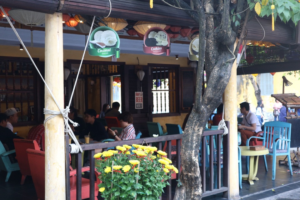 Hội An thắt chặt phòng ngừa dịch bệnh, du khách vẫn tấp nập tham quan - 8 Hội An thắt chặt phòng ngừa dịch bệnh, du khách vẫn tấp nập tham quan - 8