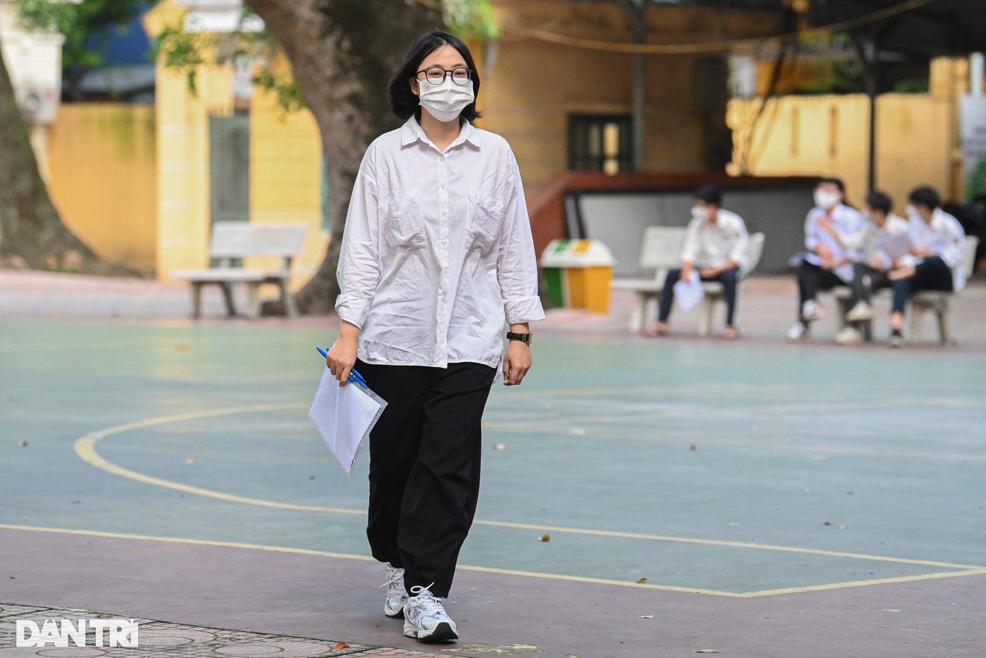 Phụ huynh tay bắt mặt mừng, ôm chầm lấy con khi kết thúc thi môn Ngữ văn - 13 Phụ huynh tay bắt mặt mừng, ôm chầm lấy con khi kết thúc thi môn Ngữ văn - 13