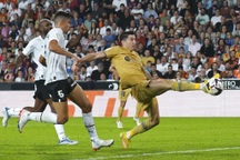 Lewandowski ghi bàn phút bù giờ, Barcelona thắng nghẹt thở Valencia