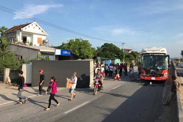 Xe khách chở hơn 30 người tông lật xe tải, nhiều người hoảng loạn