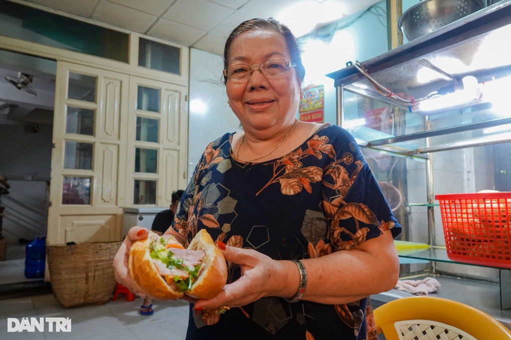 The owner of a 40-year-old bread shop reveals the secret to selling 2,000 loaves/day - 5