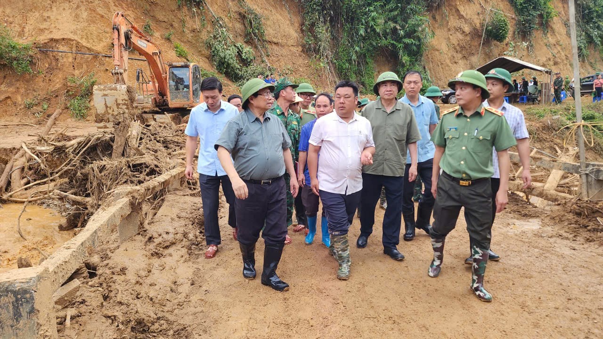 Thủ tướng bật khóc trước nỗi đau mất 3 con của đôi vợ chồng ở Điện Biên - 3 Thủ tướng bật khóc trước nỗi đau mất 3 con của đôi vợ chồng ở Điện Biên - 3