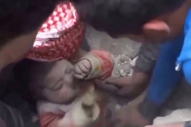 [Video] Em bé may mắn sống sót sau khi bị vùi dưới đống đổ nát ở Syria