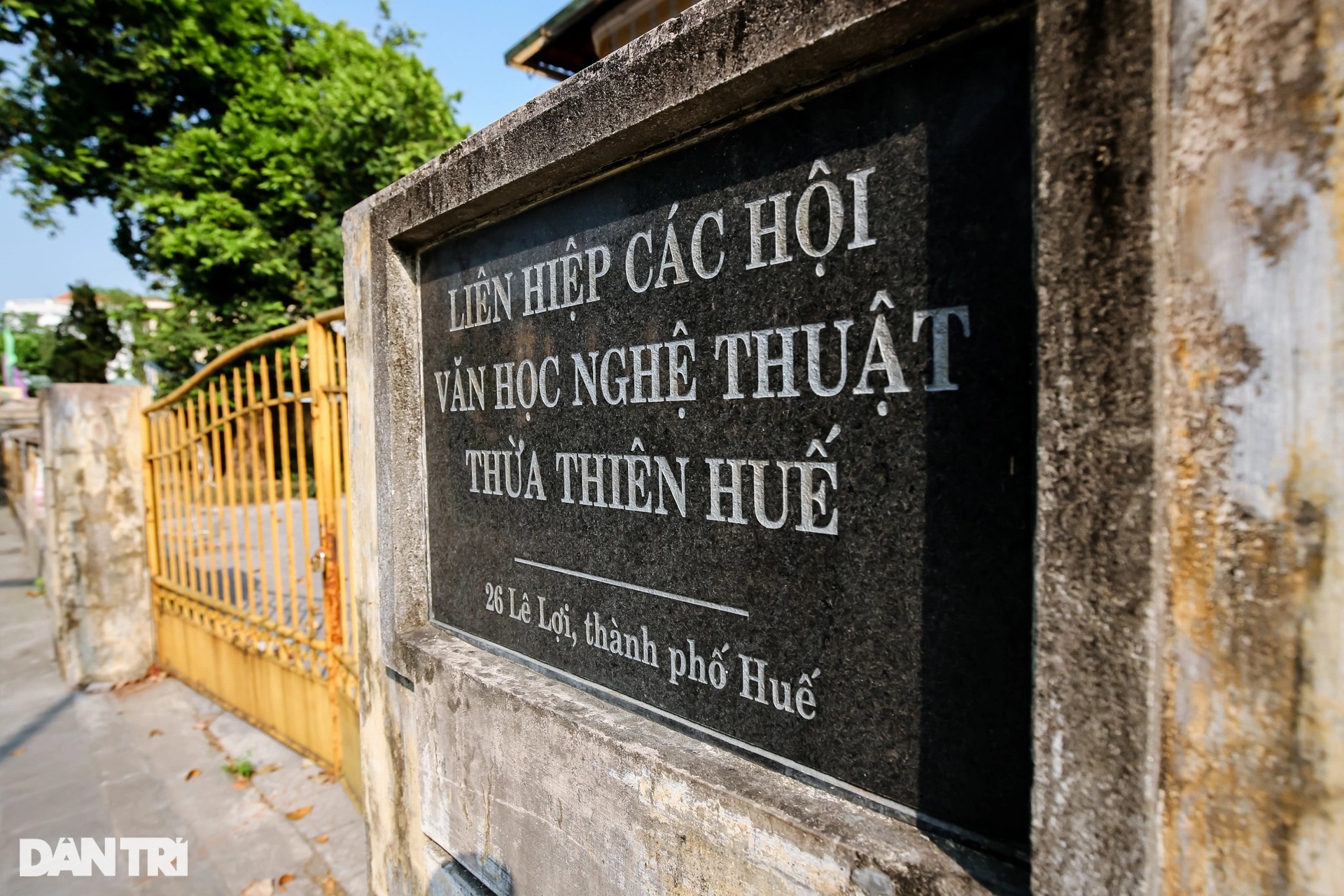 Cận cảnh biệt thự Pháp cổ 100 năm tuổi sắp được thần đèn di dời - 5 Cận cảnh biệt thự Pháp cổ 100 năm tuổi sắp được thần đèn di dời - 5