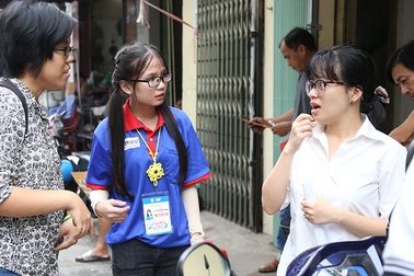 Nữ sinh viên tình nguyện dùng ngôn ngữ đặc biệt hỗ trợ thí sinh khiếm thính