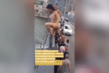 Nữ du khách khỏa thân, liều lĩnh nhảy cầu từ độ cao 45m