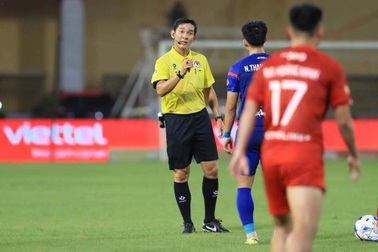 Trọng tài V-League bị đình chỉ vì thổi phạt đền chưa chính xác