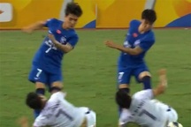 Báo Trung Quốc phản ứng bất ngờ vụ cầu thủ nhà đá vào mặt Xuân Mạnh