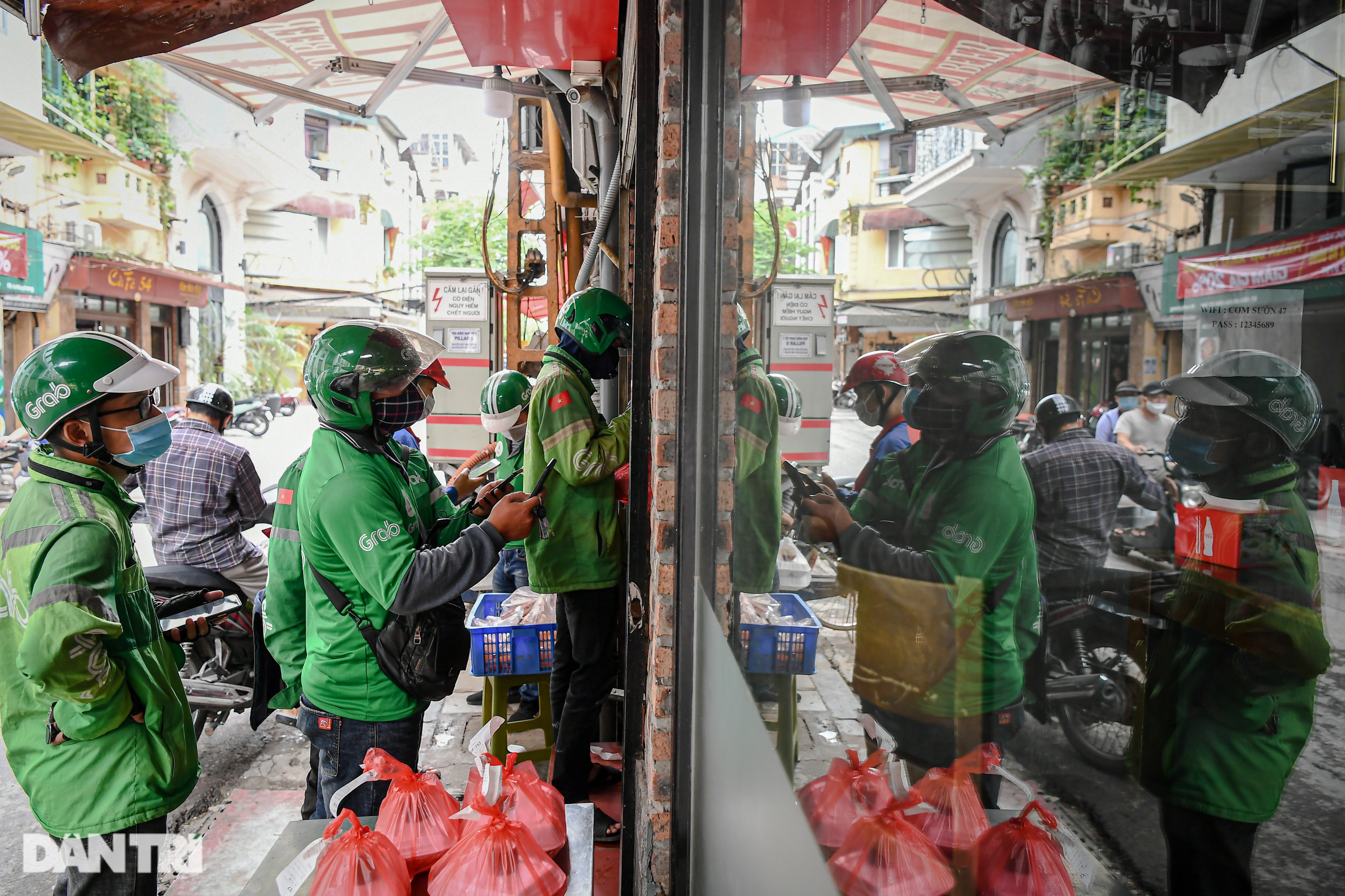 Nhà hàng quán ăn ở Hà Nội cháy hàng giao về, dừng đón khách từ 12h trưa - 13 Nhà hàng quán ăn ở Hà Nội cháy hàng giao về, dừng đón khách từ 12h trưa - 13
