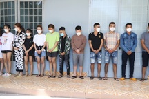 Sáu đôi nam nữ trẻ thuê một phòng trọ để chơi ma túy