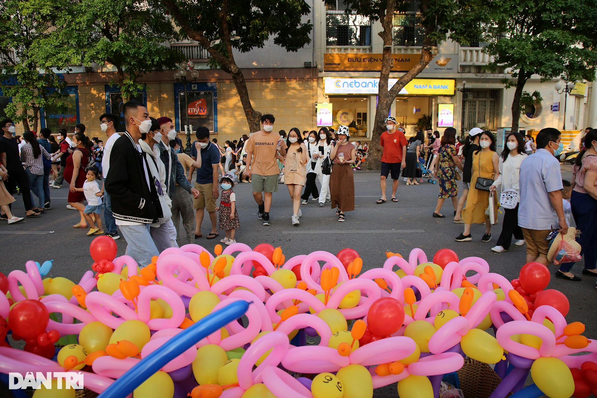 Thời tiết tuyệt đẹp, phố đi bộ quanh Hồ Gươm đông kín khách - 8