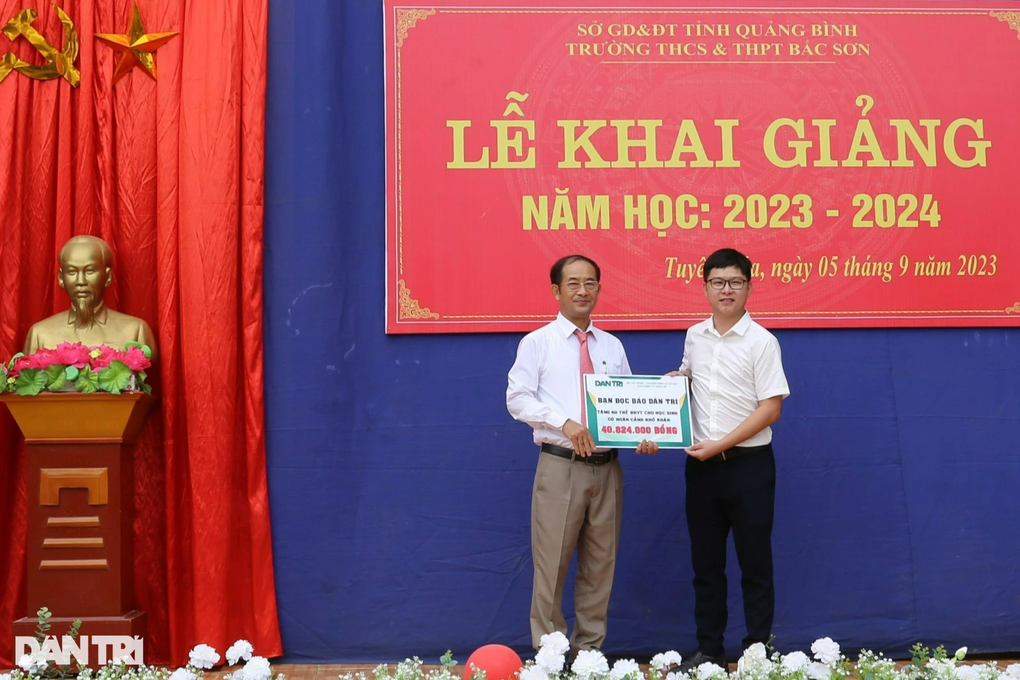 Báo Dân trí tặng thẻ BHYT tới hàng trăm học sinh tại miền Trung - 5 Báo Dân trí tặng thẻ BHYT tới hàng trăm học sinh tại miền Trung - 5