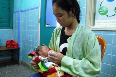 Mẹ mất, nữ sinh lớp 9 lóng ngóng chăm em hơn nửa tháng tuổi tại bệnh viện