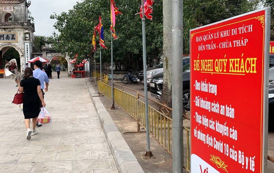 Đền Trần vắng vẻ, du khách mang khẩu trang, sát khuẩn tay khi vào cầu lộc - 5 Đền Trần vắng vẻ, du khách mang khẩu trang, sát khuẩn tay khi vào cầu lộc - 5