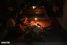 Hơn 100 giờ mất điện, không nước sạch ở xóm ngập giữa Hà Nội sau mưa lớn