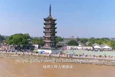 Đổ xô tới xem sóng triều cao bằng tòa nhà 3 tầng