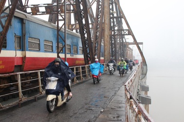 Người Hà Nội khổ sở “chống chọi” với trời nồm