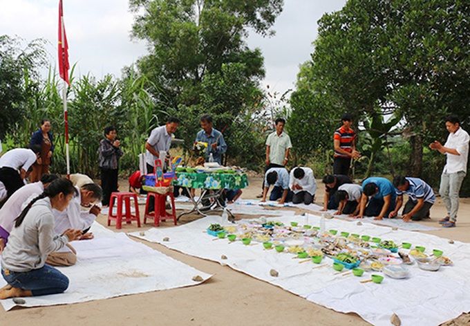 Con cháu trong dòng họ cầu nguyện ông bà, tổ tiên phù hộ cho một năm mới an lành, làm ăn thuận lợi.. Ảnh: Hoàng Nam.