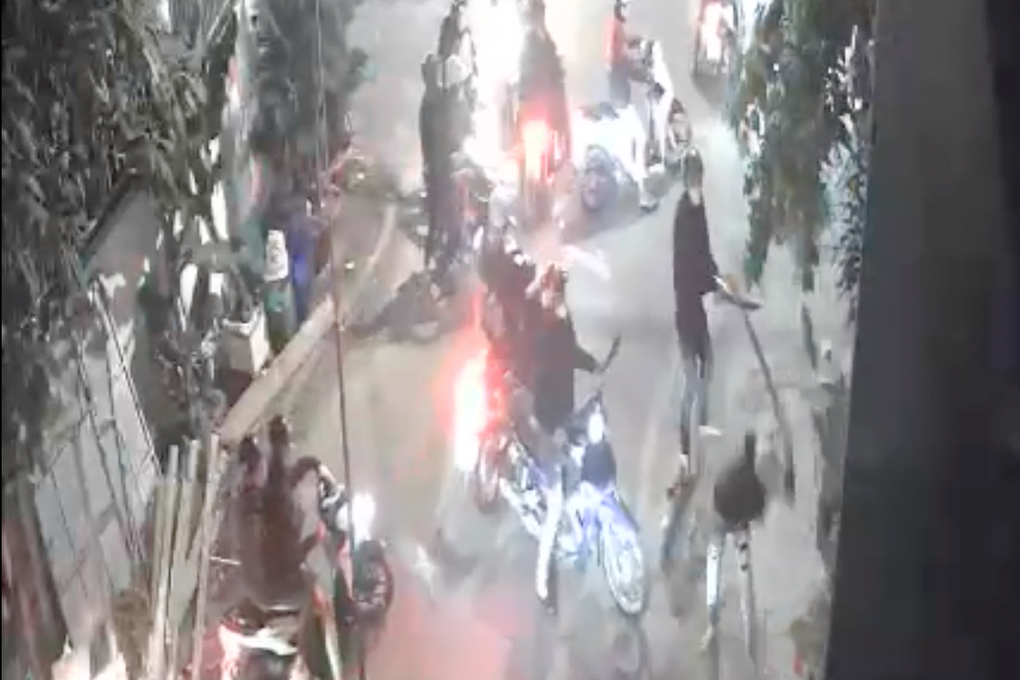 TPHCM: Xôn xao clip hơn 20 người bao vây, chém gục nam thanh niên - 1 TPHCM: Xôn xao clip hơn 20 người bao vây, chém gục nam thanh niên - 1