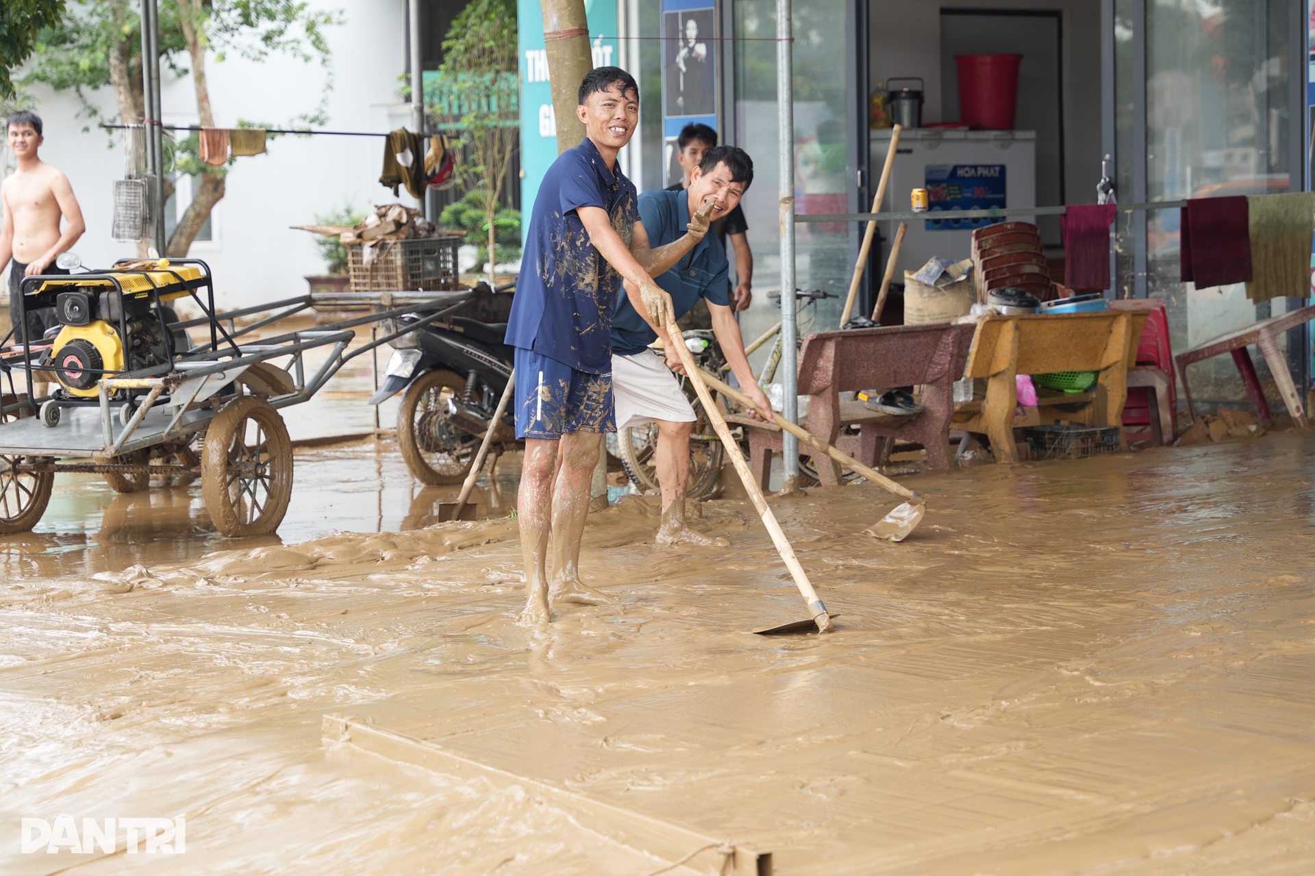Bùn cao hơn cả mét, người dân vùng lũ Nghệ An hối hả dọn dẹp sau lũ - 10 Bùn cao hơn cả mét, người dân vùng lũ Nghệ An hối hả dọn dẹp sau lũ - 10