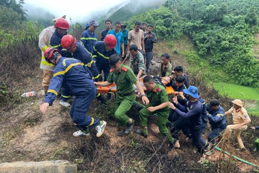 Gần 5 tiếng giải cứu tài xế xe tải mắc kẹt dưới vực sâu