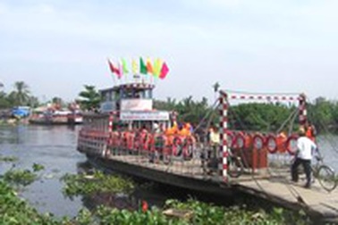 Cấp áo phao cho người đi đò 