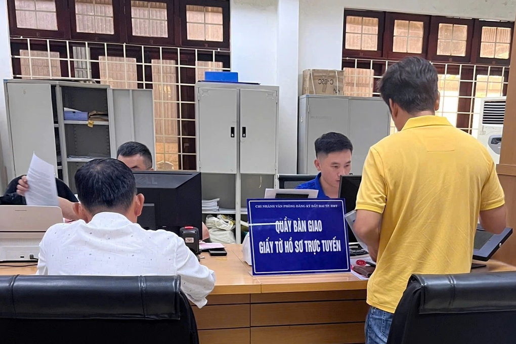Lý do người dân đặt gạch, mũ bảo hiểm xếp hàng chờ làm thủ tục hành chính