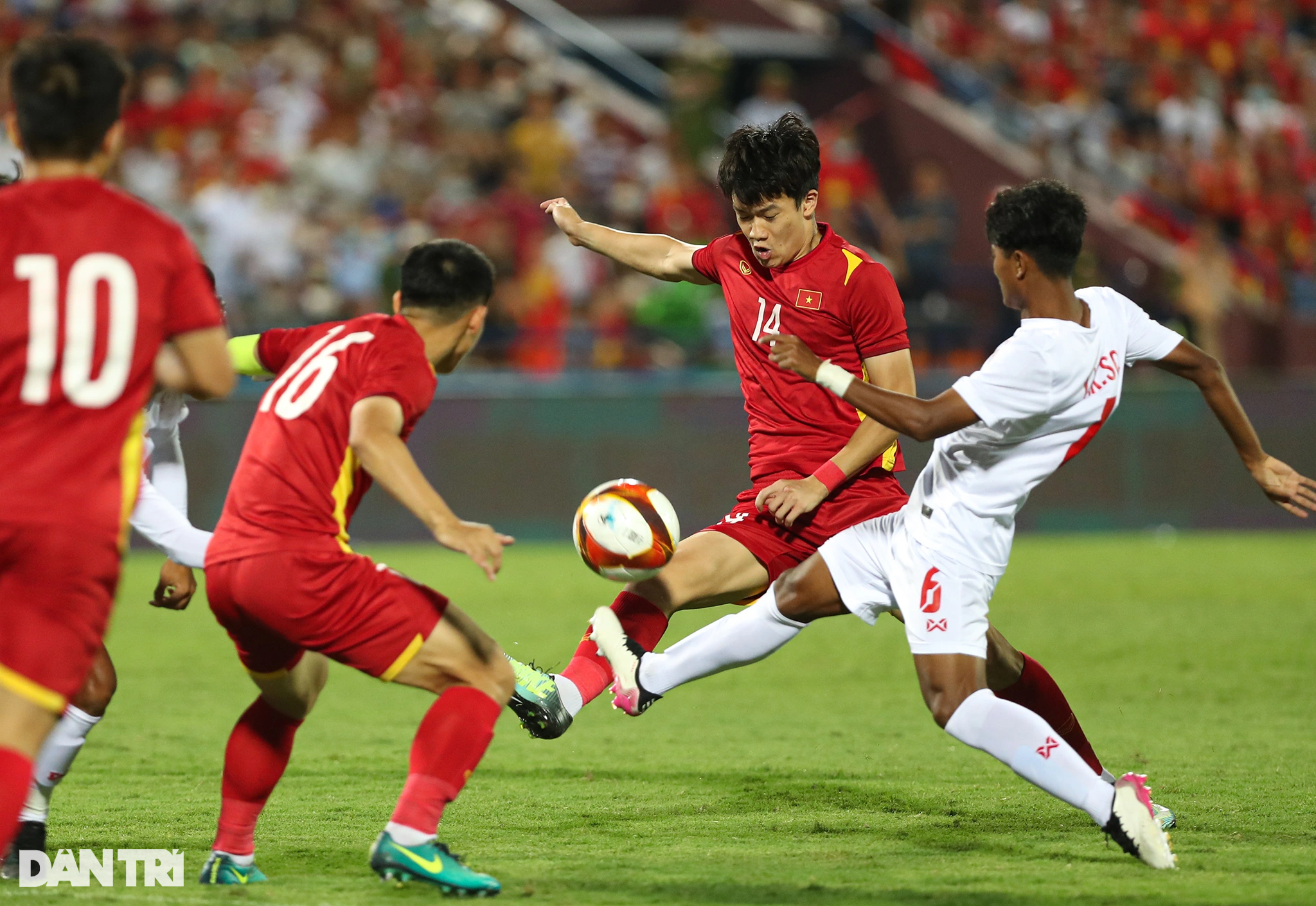 U23 Việt Nam thủy chiến đánh bại U23 Myanmar, dẫn đầu bảng A ở SEA Games - 9 U23 Việt Nam thủy chiến đánh bại U23 Myanmar, dẫn đầu bảng A ở SEA Games - 9