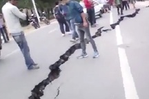 Đường phố Nepal nứt toác sau động đất