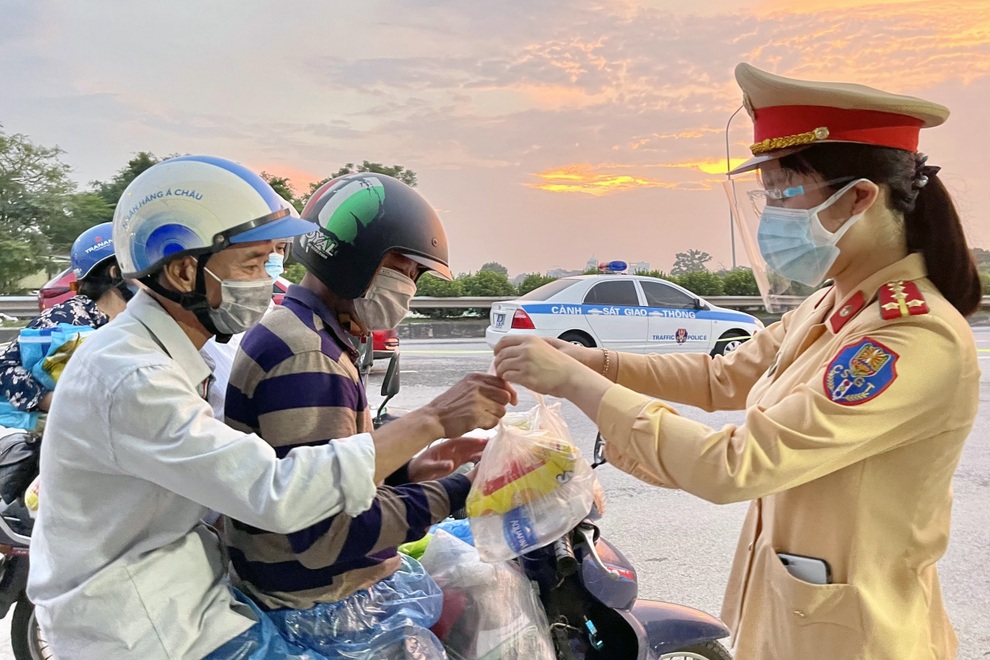 CSGT Hà Nội đón, dẫn đoàn cả nghìn người về quê như thế nào? - 5 CSGT Hà Nội đón, dẫn đoàn cả nghìn người về quê như thế nào? - 5
