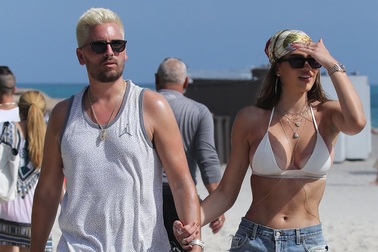 Scott Disick và bạn gái trẻ công khai hẹn hò