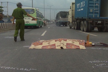 TPHCM: Xe buýt cán chết một bảo vệ