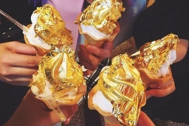 Bữa tiệc rượu vảy vàng, lẩu cá dát vàng... trà sữa cũng rắc vàng