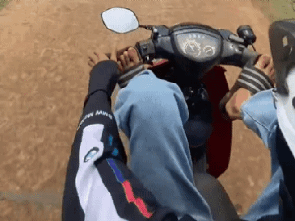 Công an mời chủ trang Facebook Cậu cả để làm rõ clip lái xe bằng 2 chân - 1 Công an mời chủ trang Facebook “Cậu cả” để làm rõ clip lái xe bằng 2 chân